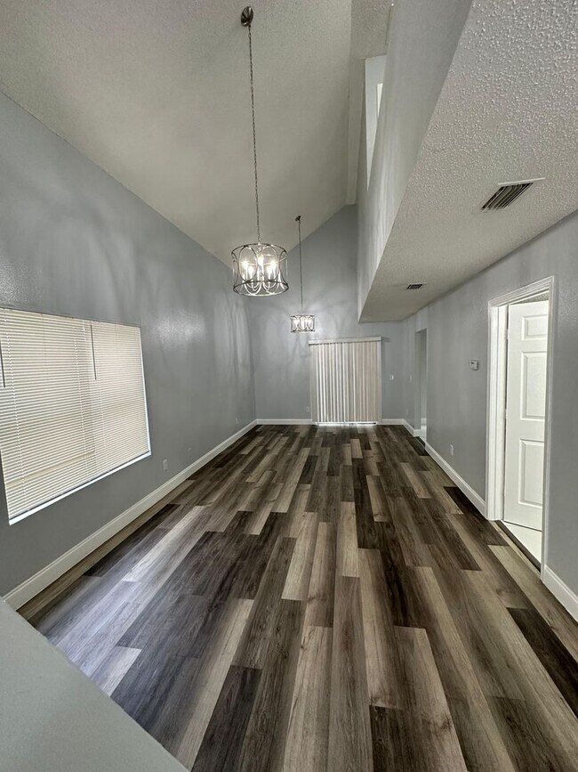 Building Photo - Fully renovated 3/2 Single-Family Home Available for Immediate rent!