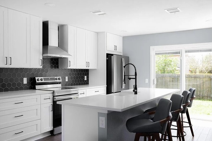 Building Photo - 5505 Viewpoint Dr