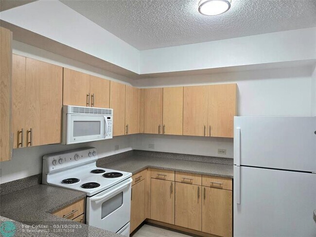 Building Photo - 533 NE 3rd Ave