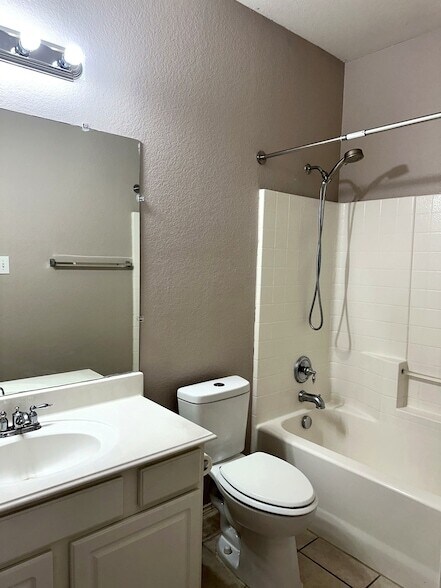 Building Photo - 5733 Pebble Ridge Dr