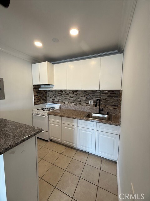 Building Photo - 9031 Phyllis Ave