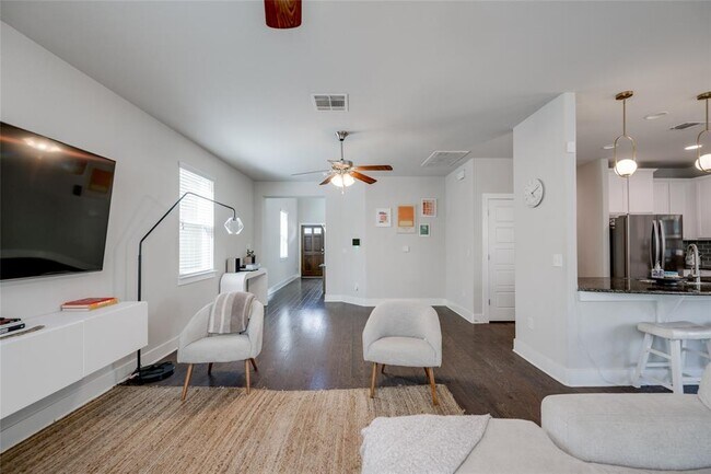 Building Photo - 7405 Buchholz St