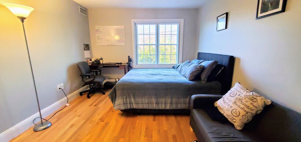 Building Photo - 145 Bennington St