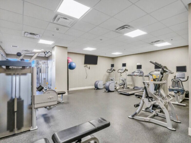 Building Photo - 1555 Elm St