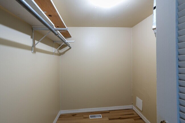 Building Photo - 719 Mikel St