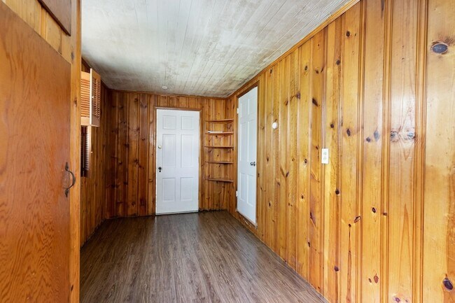Building Photo - 910 Reverchon Dr