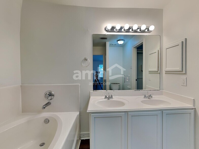 Building Photo - 19072 Hammer Ln