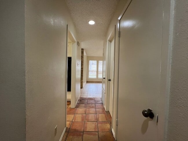 Building Photo - Quadrangle Townhome