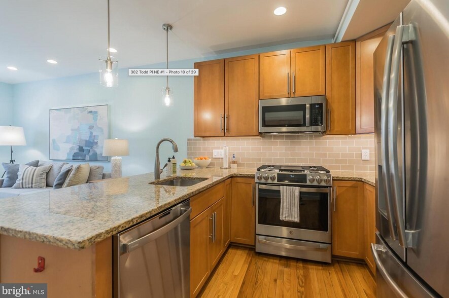 Building Photo - 302 Todd Pl NE