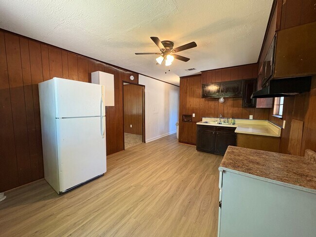 Building Photo - Cozy 3 bedroom/1 bath house!