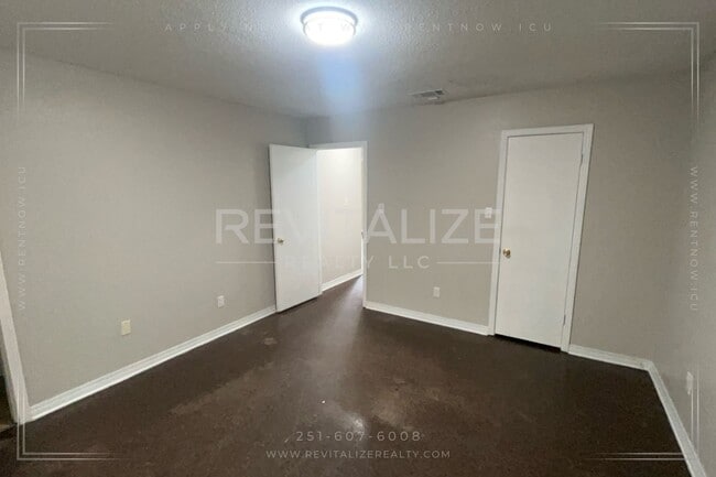 Building Photo - 3 Bed 2 Bath with Large Yard