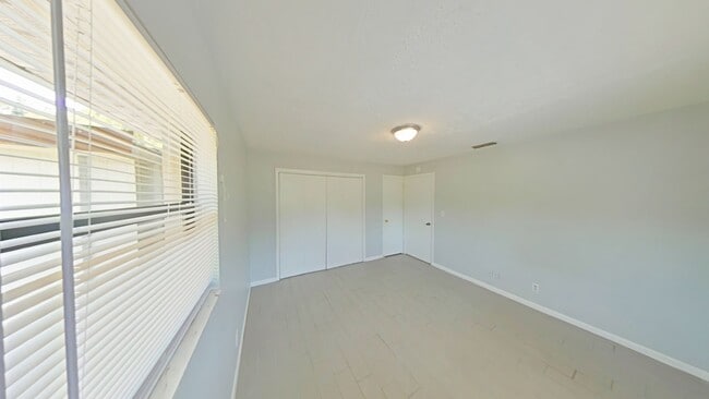 Building Photo - Beautiful 2 Bed 1 Bath Close to Town