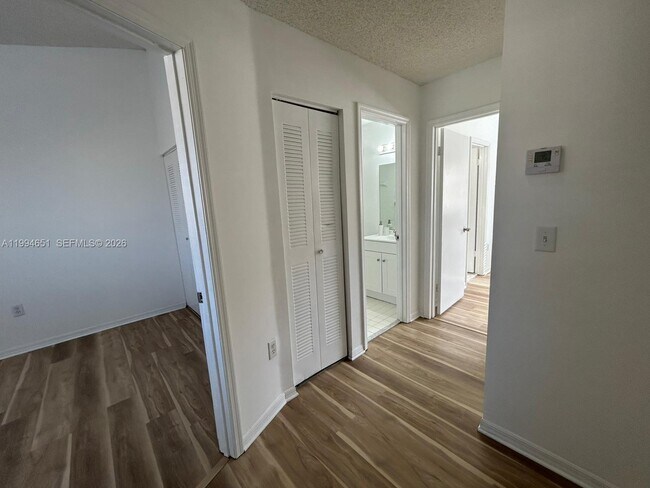 Building Photo - 6255 SW Kendale Lakes Cir