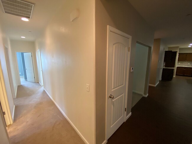 Building Photo - NW Visalia Home Available now, October SPE...