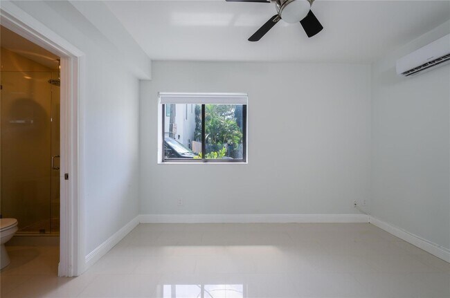 Building Photo - 207 SE 10th Ter