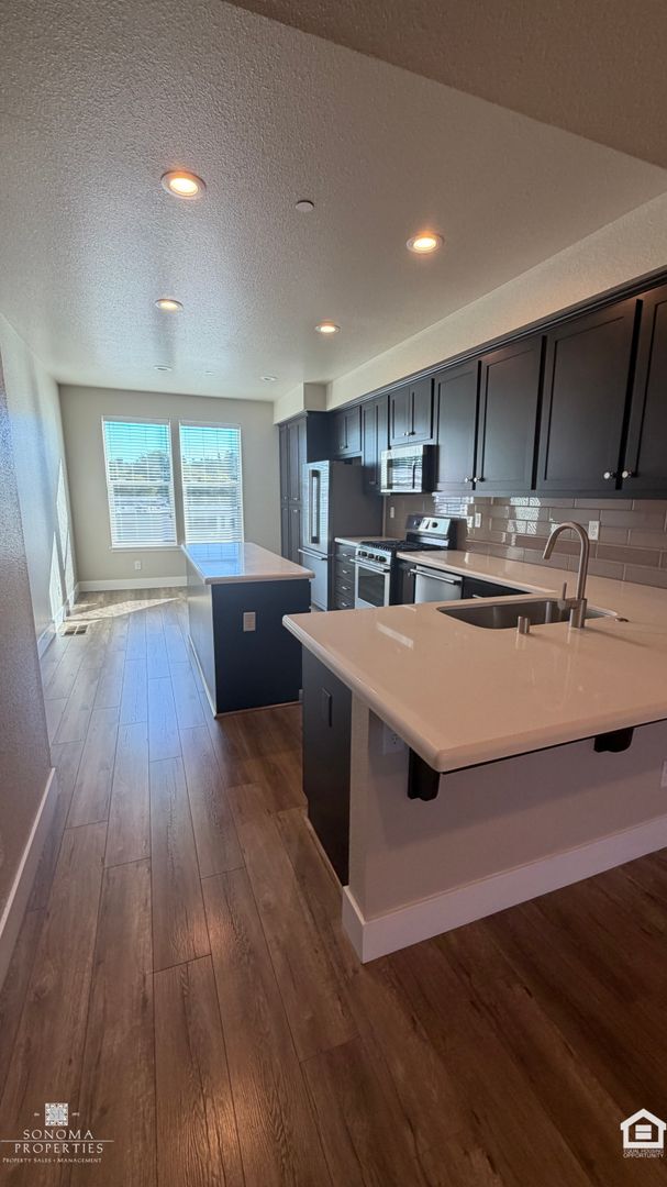 Building Photo - Modern 3-Story Living in Santa Rosa - Available Now!