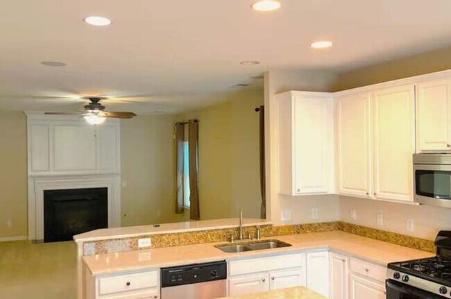 Building Photo - 3Bed/2.5Bath 2688 sq ft home located in Stonington
