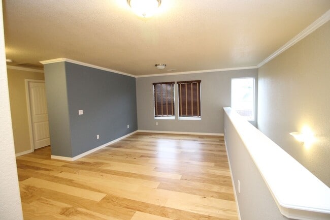 Building Photo - Beautiful 3bdrm 3bath home in Gold Hill Mesa