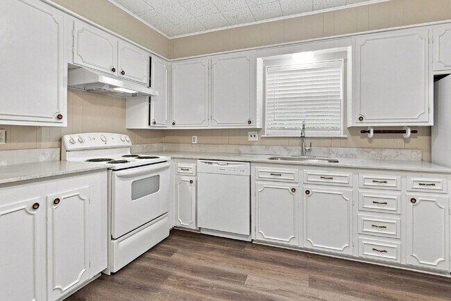 Building Photo - "Adorable 2-Bedroom, 1-Bath in Home with Beautiful Oak Floors, Spacious Yard and Lawn Service Inc...