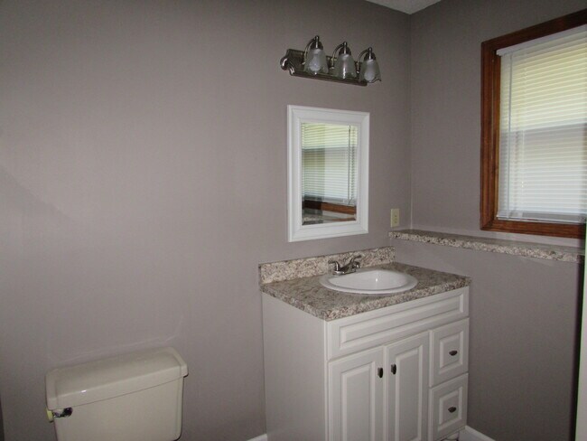 Building Photo - 3 Bedroom House Close to FLW -  New LVP Flooring May 2024!