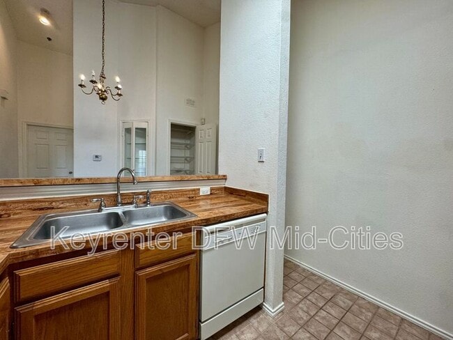 Building Photo - 4800 W Lovers Ln