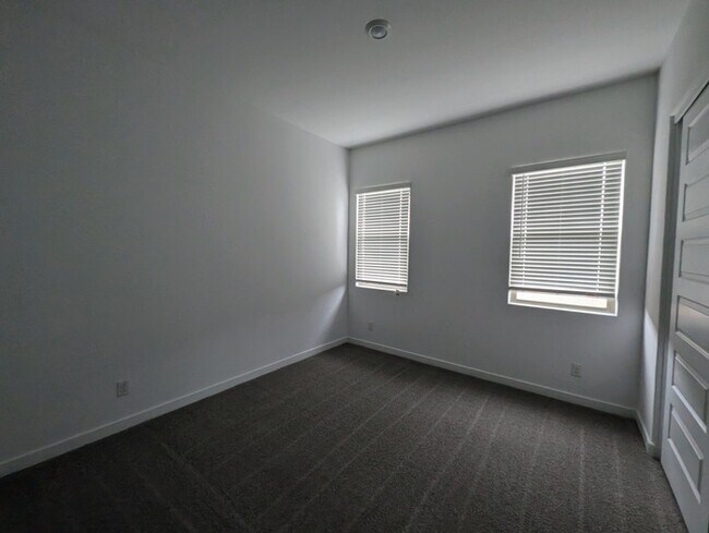 Building Photo - 16431 W Charlotte Dr