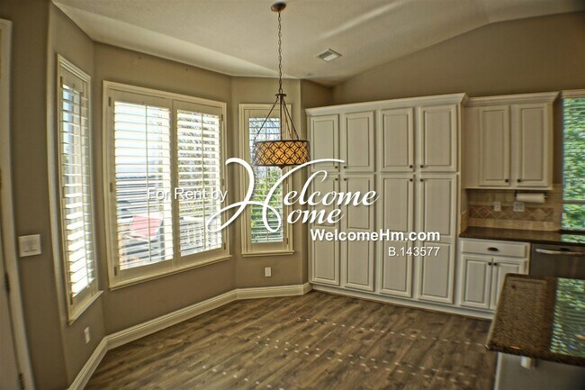 Building Photo - 4742 Village Green Pkwy