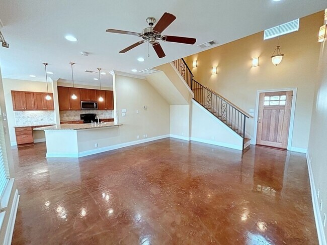 Building Photo - 3 Bedroom Townhouse in Gated Community off...