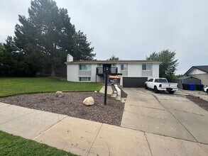 Building Photo - 5 bdrm 3 bth Home 2 Car Garage