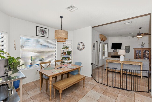 Building Photo - 10213 S Del Rey Dr