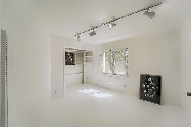 Building Photo - 5924 Graciosa Dr