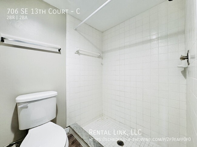 Building Photo - 706 SE 13th Ct