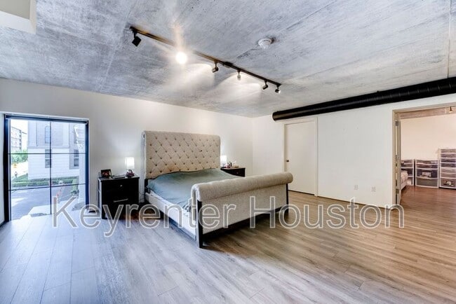 Building Photo - 1005 S Shepherd Dr