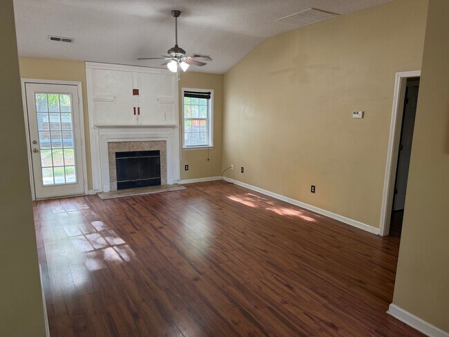 Building Photo - Beautiful 3 Bedroom 2 Bath Single Family Home- Pets welcome.