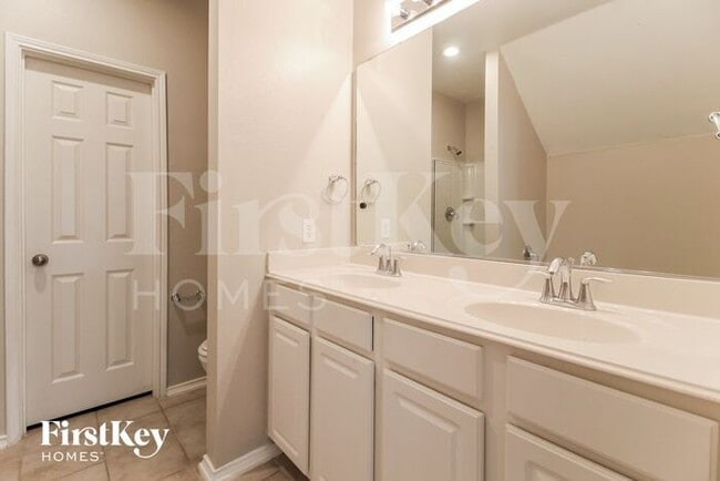 Building Photo - 204 Clydesdale St