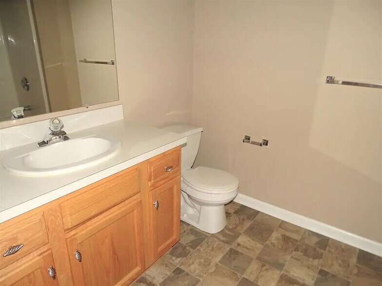 Building Photo - 6472 Lincoln Ct