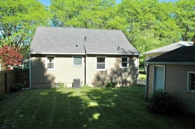 Building Photo - 1317 Herrick Ave NE
