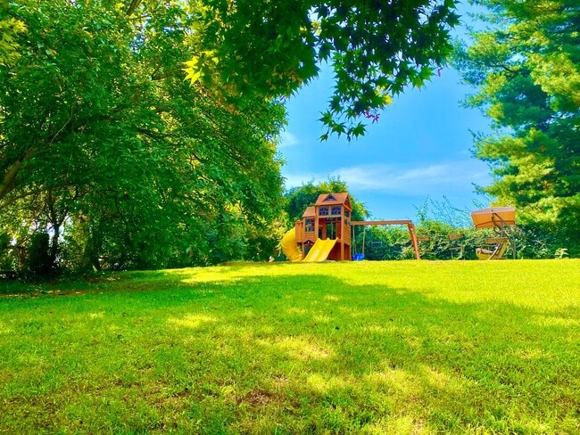 Building Photo - Amazing 4 Bedroom 2 Bathroom! Large Lot!  ...