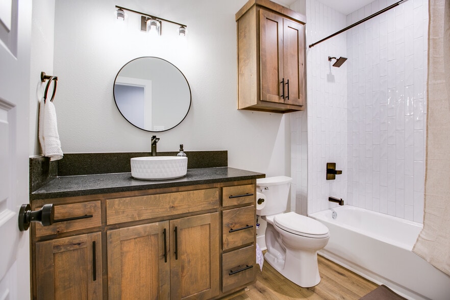 Building Photo - 1009 Holiday Dr