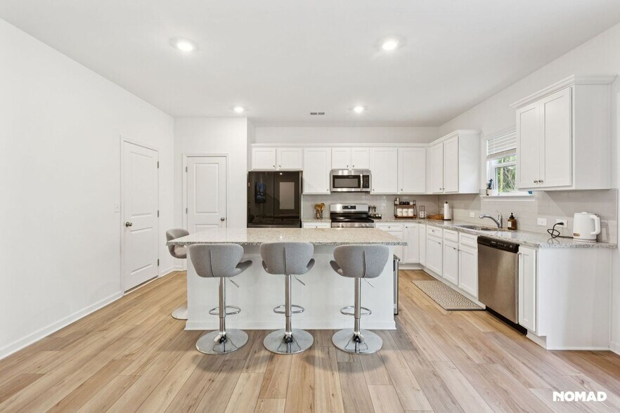 Building Photo - 466 Madison Lakeview Dr