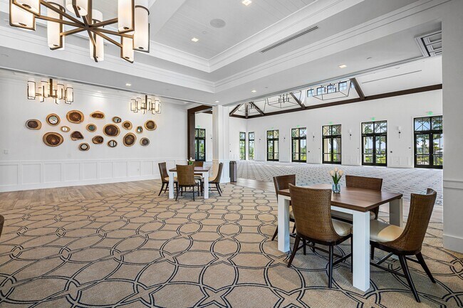 Building Photo - 9256 Crestview Cir