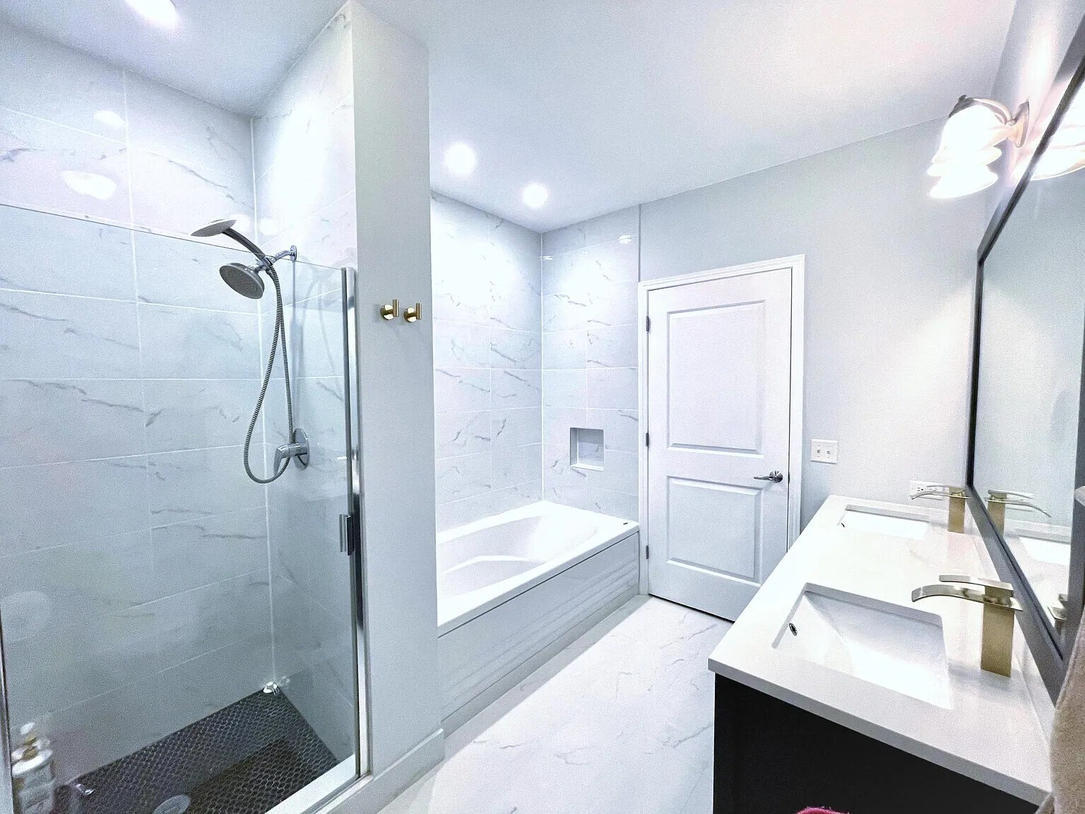 Master Bath - 1400 S Michigan Ave