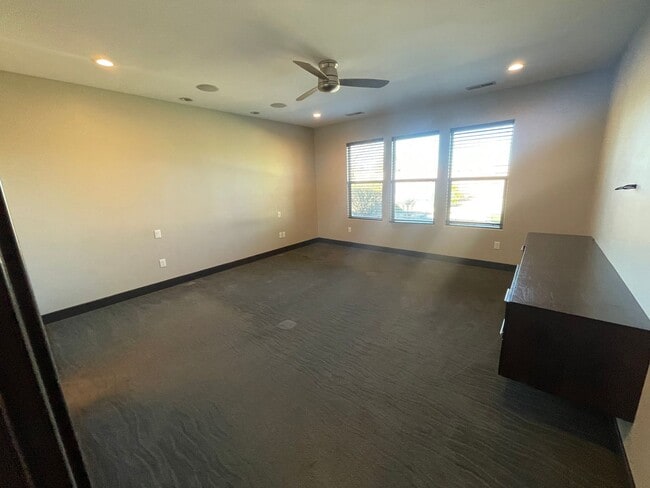 Building Photo - Beautiful Bridal Gate Estates - FIVE CAR GARAGE!!