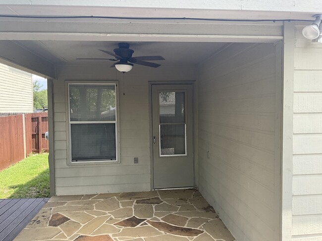Building Photo - "Charming 3-Bedroom Haven in Selma with Granite Elegance!"