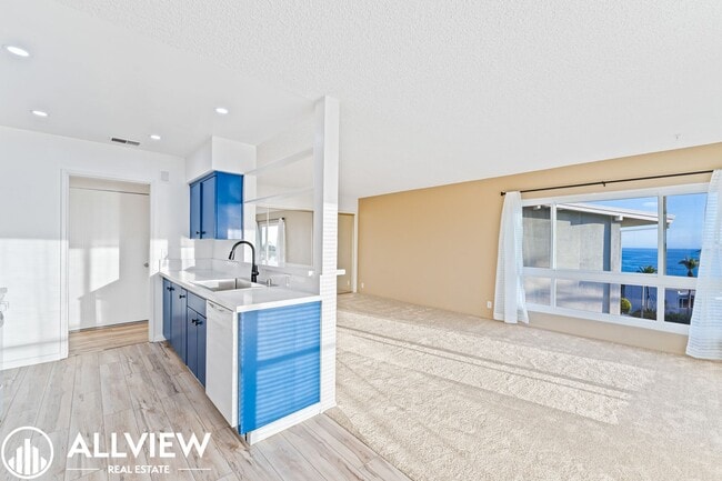 Building Photo - Stunning Ocean Views! 1 Bedroom Condo Avai...