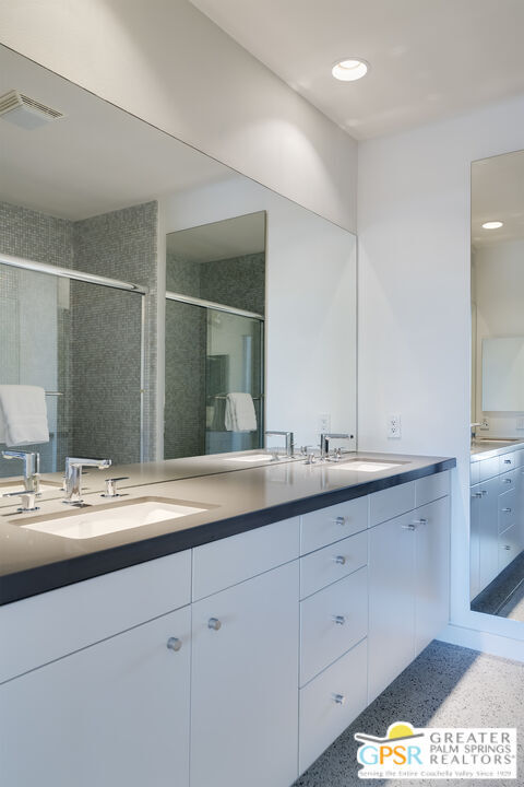 Building Photo - 870 E Palm Canyon Dr