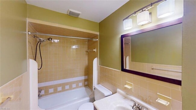 Building Photo - 707 Sir Walter Cir