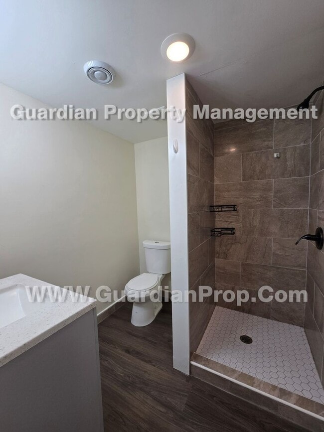 Building Photo - SxS duplex Available now! LVP flooring throughout, independent living areas each W/ full kitchen ...