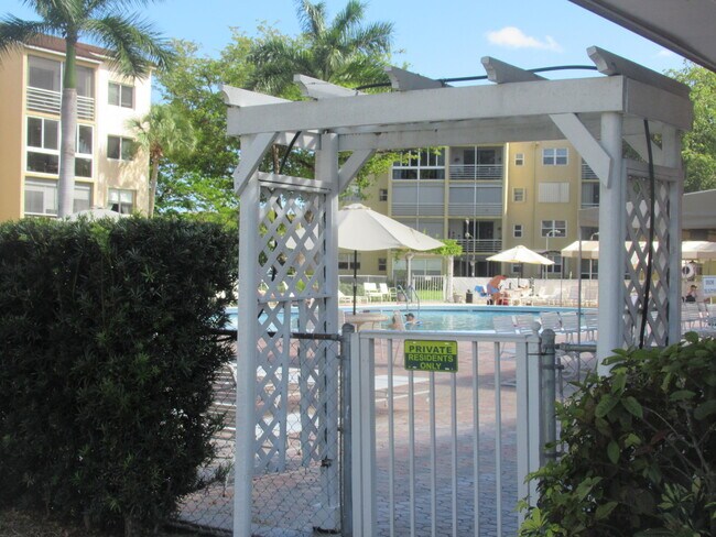 Building Photo - 2841 Somerset Dr