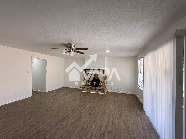 Building Photo - 13535 Coleridge St